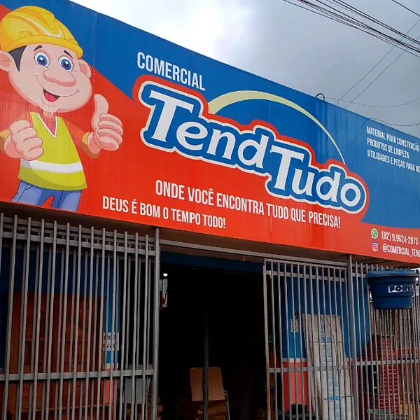 Letreiro da fachada da Comercial Tend Tudo com o mascote de capacete