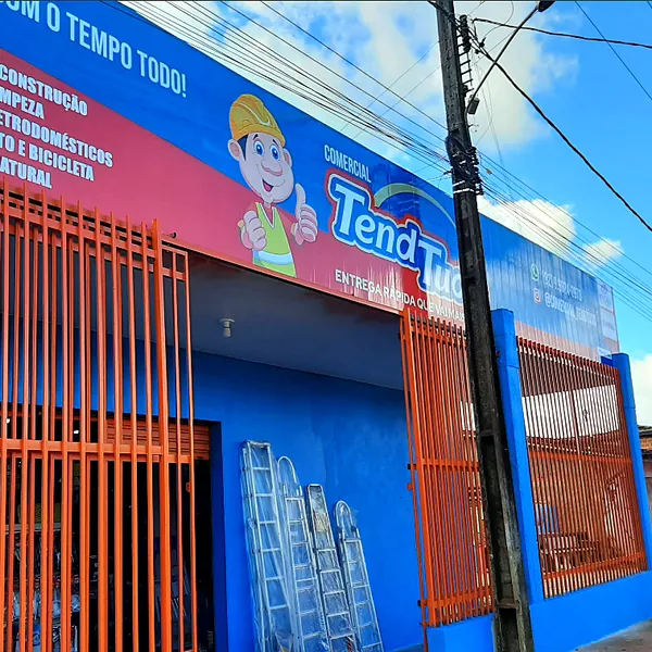 Fachada azul e laranja da Tend Tudo em Arapiraca