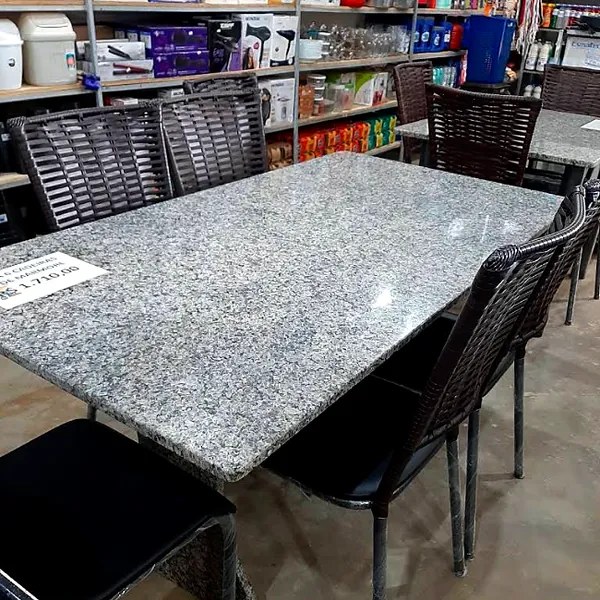Mesa com cadeiras exposta na Tend Tudo